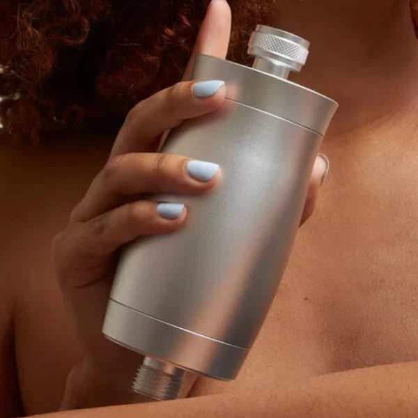 Iho- ja hiusystävällinen suihkusuodatin, joka parantaa veden laatua.