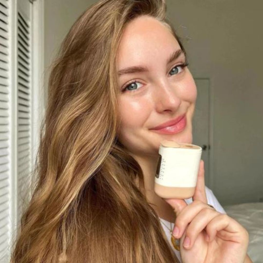 Ergonominen päänahan hierontalaite, joka tarjoaa mukavan hieronnan ja helpon öljyn levityksen.