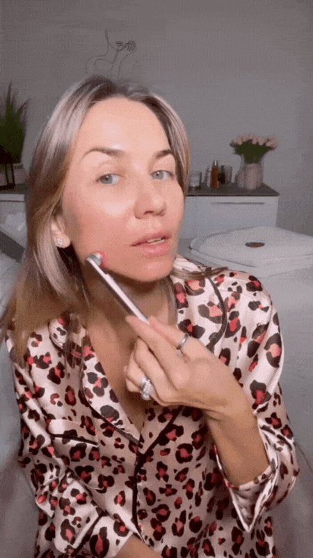 Nainen näyyttää miten Punavalosauva toimii ja miten helppokäyttöinen se on.