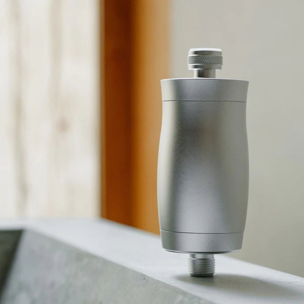 Tehokas suihkusuodatin, joka poistaa kloorin ja parantaa suihkuveden laatua.