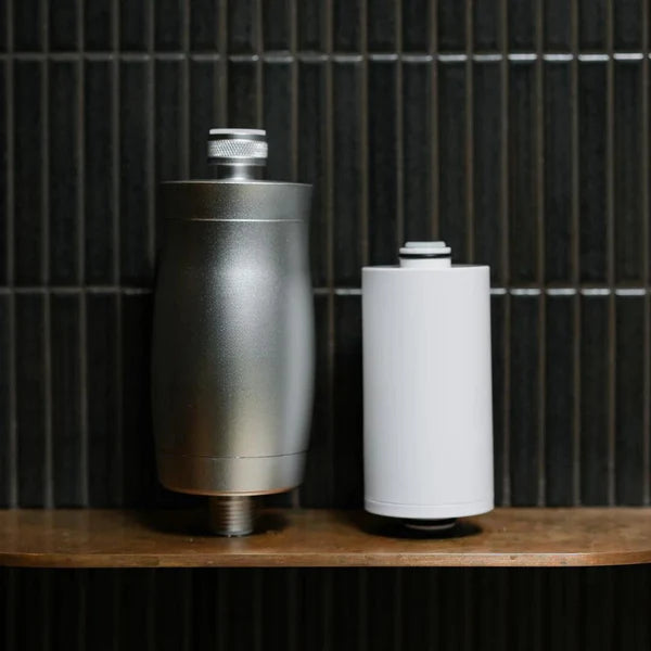 Vedensuodatin suihkuun, joka poistaa kloorin ja epäpuhtaudet.