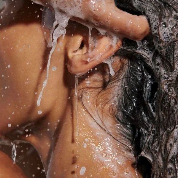 Paras suihkusuodatin, joka poistaa kalkin ja tekee vedestä pehmeämpää parantaen hiusten hyvinvointia.